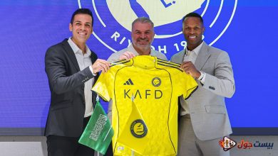 حفل تقديم أنجي بوستيكوغلو كمدرب جديد لنادي النصر السعودي، وهو يمسك بقميص الفريق الأصفر الجديد ومحاط بمسؤولي النادي وخلفه شعار النادي الأزرق.