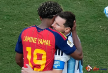 لامين يامال يتلقى تهنئة من ليونيل ميسي عقب نهائي كأس العالم 2026 بعد تتويج منتخب إسبانيا باللقب.