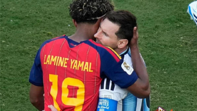 لامين يامال يتلقى تهنئة من ليونيل ميسي عقب نهائي كأس العالم 2026 بعد تتويج منتخب إسبانيا باللقب.