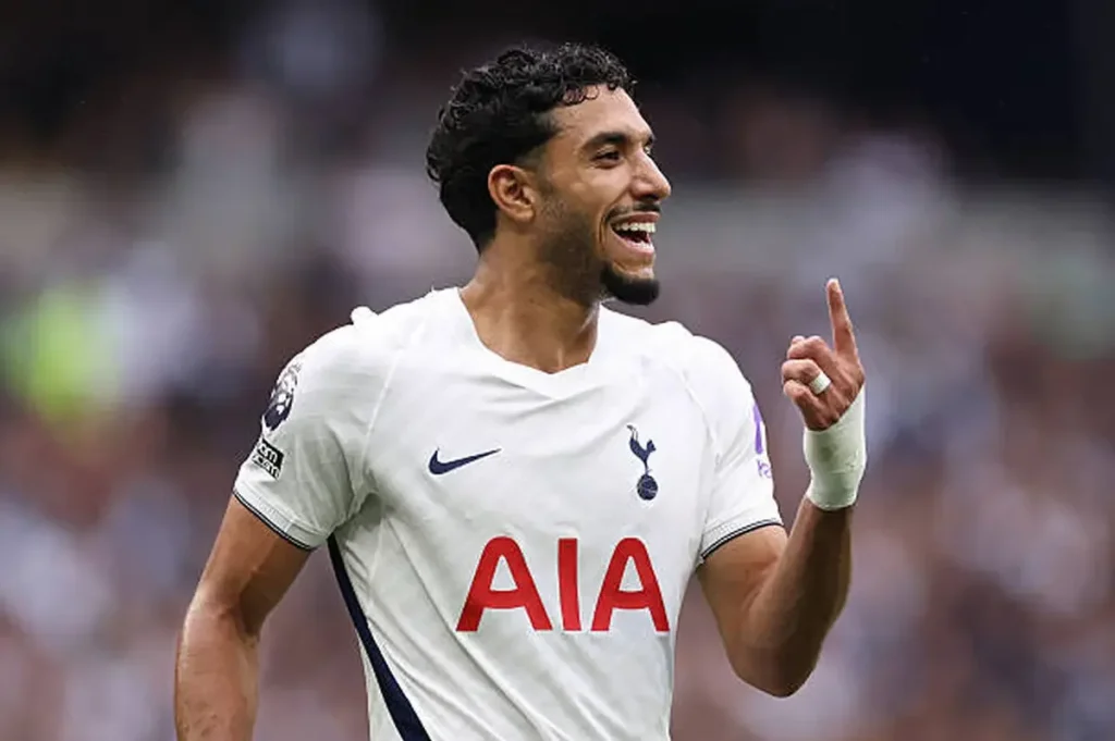 عمر مرموش لاعب توتنام خلال مباراة نيوكاسل في الدوري الإنجليزي